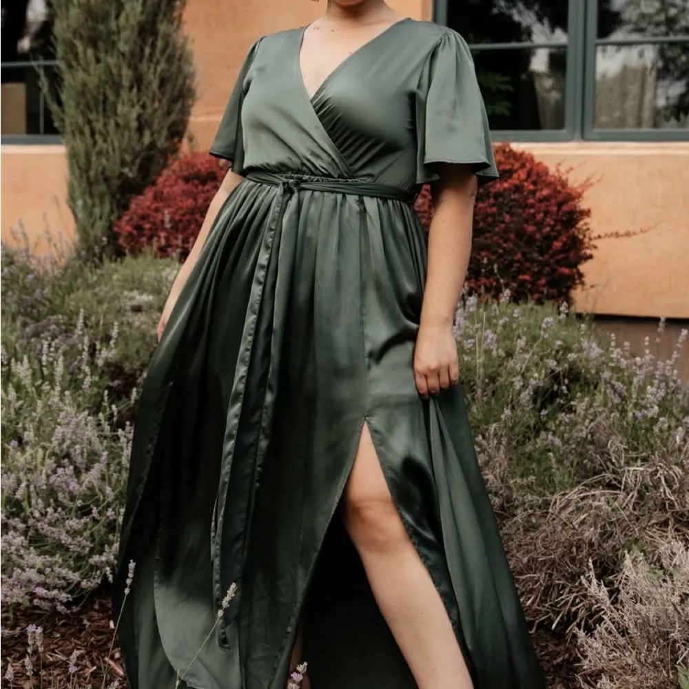 Baltic Born Sicily Satin Maxi Dress | Dusty Green
XXXL